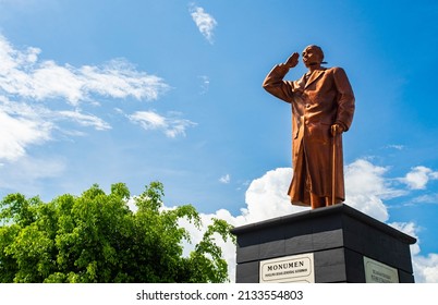 Balikpapan, Indonesia - 12-15-2020 : Monument To The Statue Of General Sudirman, Sudirman Is An Indonesian National Hero, The Leader Of The Indonesian Army During The War Of Independence. 