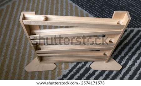 The ball rolls down the slope of the dynamic constructor 