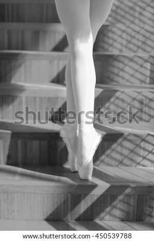 Ballet dancer standing in pointe shoes