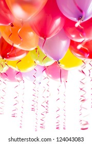 Ballons mit Räubern zum Geburtstag, Feier einzeln auf weißem Hintergrund