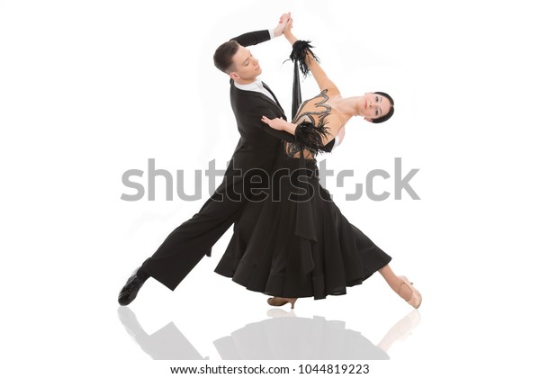 白い背景にダンスポーズのバルームダンスカップル ワルツ タンゴ スローフォックス クイックステップジャストダンスを踊るバルルーム官能的なプロフェッショナルダンサー の写真素材 今すぐ編集