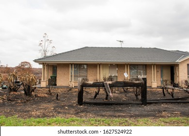 Balmoral, Australia 2020-01-25 Australian Bushfire Aftermath: Burnt Fence Near The House At Balmoral Village, Australia