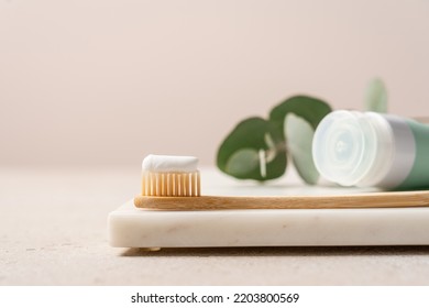 Pincel de bambú con vista de cierre de pasta dental sobre soporte de mármol. Concepto dental