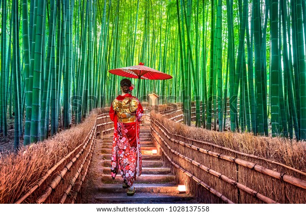 竹林 在日本京都竹林 穿着日本传统和服的亚洲女性 库存照片 立即编辑