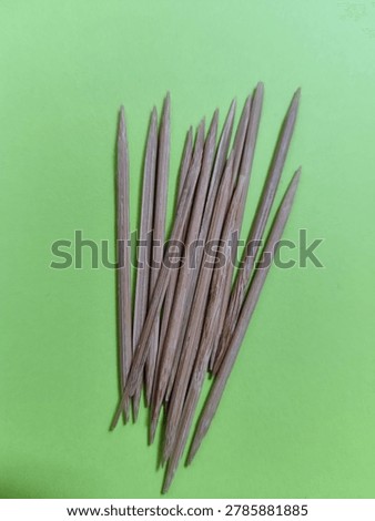 Bamboo toothpicks randomly piled up
