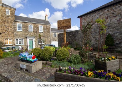 BAMPTON, DEVON, UK -  APRIL 7, 2022 Bampton Town Sign And Gardens On Fore Street