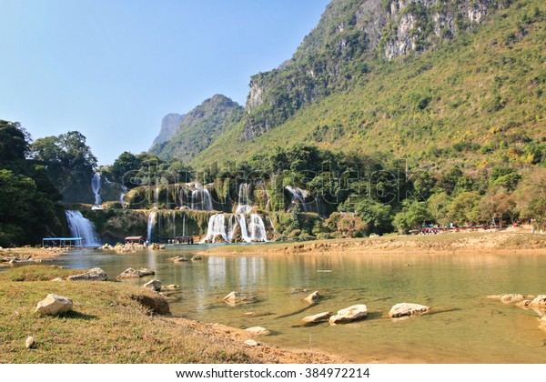  Ban Gioc\
waterfall in north of Vietnam. The main of Ban Gioc is divided by\
two parts for Vietnam and\
China.