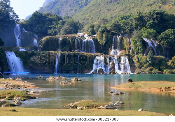 Ban Gioc waterfall in\
north of Vietnam. The main of Ban Gioc is divided by two parts for\
Vietnam and China.