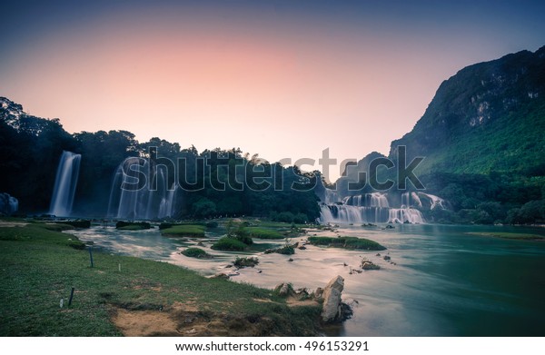 Ban Gioc waterfall in
north of Vietnam. The main of Ban Gioc is divided by two parts for
Vietnam and China.