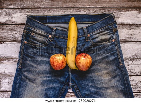 メンズジーンズの中のバナナとリンゴはメンスのペニスのように 効力コンセプト の写真素材 今すぐ編集