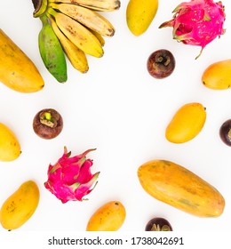 Banane, Papaya, Mango, Mangostin und Drachenfrüchte auf weißem Hintergrund. Flachlage. Top-Ansicht. tropischer Obstrahmen