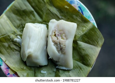 Banana sumping is a typical Balinese food made from rice flour and bananas, wrapped in banana leaves and added with pandan leaves to give it an aromatic taste.