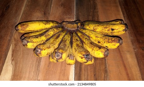 Bananas Are Placed On The Wood To Make It Last Longer