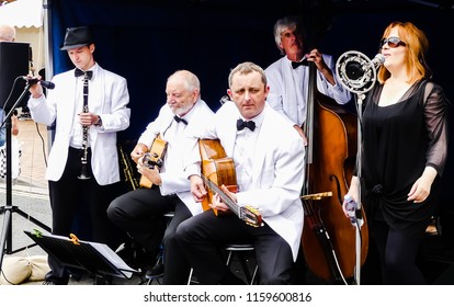 Banbury, Oxfordshire. England - August 19, 2018 ; Live Band, Performing Outside At The Public Food Festival. 5 Piece Group With Female Vocalist. Market Place. 