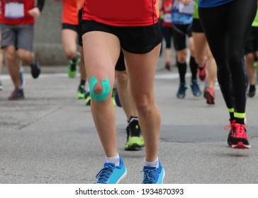 Bandage knee of the athlete who runs the marathon