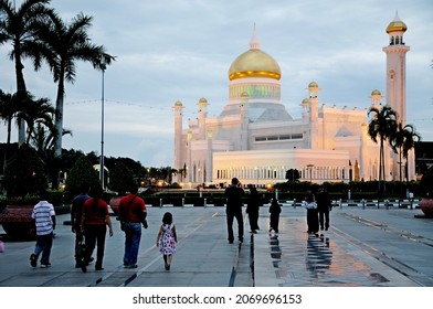 BANDAR SERI BEGAWAN (Borneo), BRUNEI - August 2011. Mosques In The Capital Of The Sultanate Brunei (island Of Borneo). Islam Has Ruled Here Since The 15th Century And Is The State Religion (Sharia).