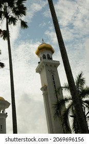 BANDAR SERI BEGAWAN (Borneo), BRUNEI - August 2011. Mosques In The Capital Of The Sultanate Brunei (island Of Borneo). Islam Has Ruled Here Since The 15th Century And Is The State Religion (Sharia).