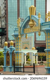 BANDAR SERI BEGAWAN (Borneo), BRUNEI - August 2011. Mosques In The Capital Of The Sultanate Brunei (island Of Borneo). Islam Has Ruled Here Since The 15th Century And Is The State Religion (Sharia).