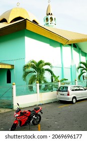 BANDAR SERI BEGAWAN (Borneo), BRUNEI - August 2011. Mosques In The Capital Of The Sultanate Brunei (island Of Borneo). Islam Has Ruled Here Since The 15th Century And Is The State Religion (Sharia).