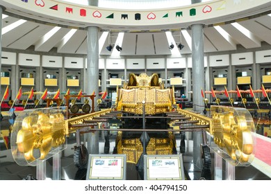 262 Royal Regalia Museum Images, Stock Photos & Vectors | Shutterstock