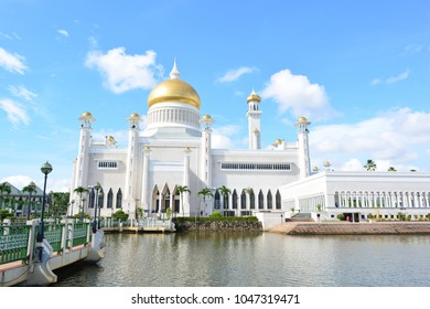 Masjid Sultan Omar Ali Saifuddin Mosque Stock Photo (Edit Now) 163661105