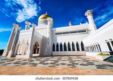 BANDAR SERI BEGAWAN(BSB), BRUNEI-MARCH. 6:Masjid Sultan Omar Ali Saifuddin Mosque and royal barge in BSB, Brunei March 6, 2015. 