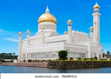 BANDAR SERI BEGAWAN(BSB), BRUNEI-OCTOBER. 11:Masjid Sultan Omar Ali Saifuddin Mosque and royal barge in BSB, Brunei Darussalam October 11, 2017.