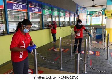 BANDAR SUNWAY, MALAYSIA - MARCH 05, 2021 : Worker Do Sanitizer At Ticket Counter And Theme Park Area To Ready For Reopen.