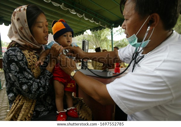 Bande\
Aceh,İndonesia/İndonesia-12.10.2004:People who managed to survive\
after the tsunami are having great\
difficulty.