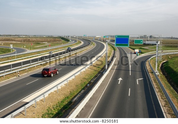 Banding highway\
with little traffic and\
exits