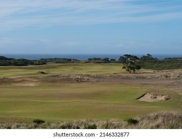 Bandon, OR USA - November 11, 2020: Overlook Of Green And A Sand Trap At Bandon Dunes Golf Resort With The Pacific Ocean In The Background. Thin Clouds Are Overhead. Image Has Copy Space.