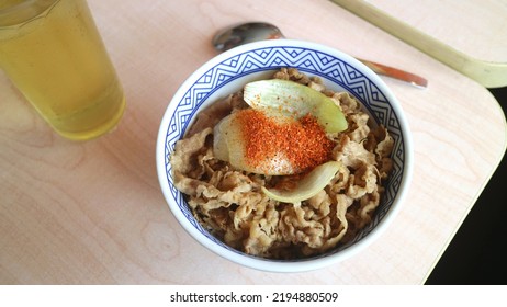 Bandung, 26 Agustus 2020. A Japanese Style Bowl Of Rice With Beef Slice Become Known Widely In Indonesia. Yoshinoya Brand Is Fist Chain Food Store In Indonesia