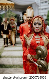 Bandung, Indonesia April 14 2018 : Talempong Musical Instrument Player From West Sumatra