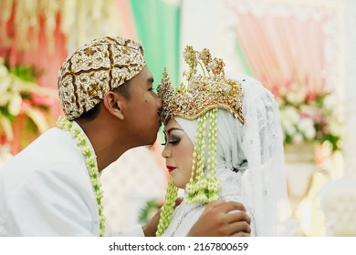 9,823 Indonesia Married Images, Stock Photos & Vectors | Shutterstock