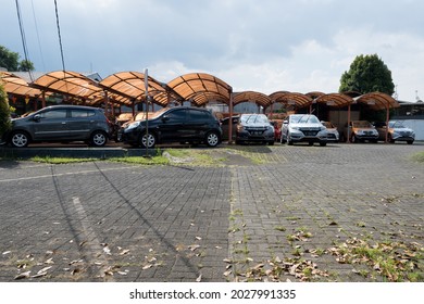 Bandung, Indonesia - August 4, 2021: Used Car Buying And Selling Showroom (Mobil 88) On Soekarno Hatta Street, Bandung.