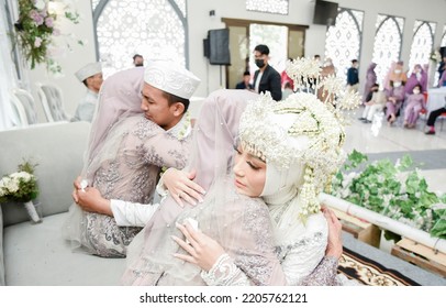 BANDUNG, INDONESIA - January 02, 2022 : The Asian Bride And Groom Perform The Sungkeman Tradition During A Wedding In Indonesia. Asian Representation. Selective Focus People