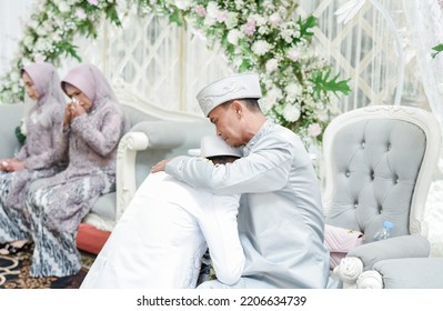 BANDUNG, INDONESIA - January 02, 2022 : The Asian Bride And Groom Perform The Sungkeman Tradition During A Wedding In Indonesia. Asian Representation. Selective Focus People