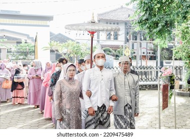 Bandung, Indonesia January 2022 : Asian Representation Wedding, The Wedding Of Indonesia Culture. Selective Focus People