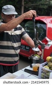 Bandung, Indonesia. March 31, 2022. Squeezed orange drink seller at Gasibu Field.                                               