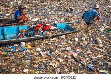 Bandung, Indonesia : People Collecting Plastic Garbage In The Citarum River, The One Of Polluted River In Indonesia (05-2017).