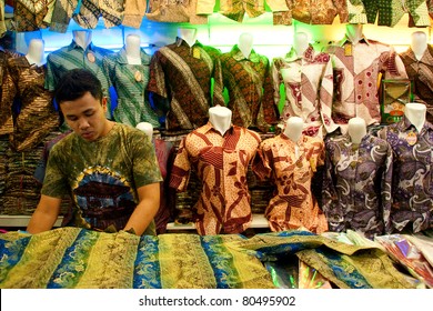 BANDUNG-JUNE 27 : Unidentified batik sellers at Pasar Baru Trade Centre prepare for customer on June 27, 2011 in Bandung, Indonesia. In 2009 UNESCO recognized batik as an Indonesian cultural treasure.