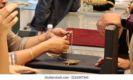 Bangalore, India 4th May 2022: Indian Customer In A Jewellery Exhibition Buying Gold On The Occasion Of Dhanteras And Vijayalaxmi. Traditional Ornaments With Marvelous Stones And Intricate Designs.