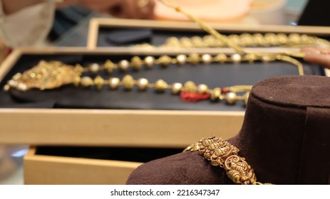 Bangalore, India 4th May 2022: Indian Customer In A Jewellery Exhibition Buying Gold On The Occasion Of Dhanteras And Vijayalaxmi. Traditional Ornaments With Marvelous Stones And Intricate Designs.