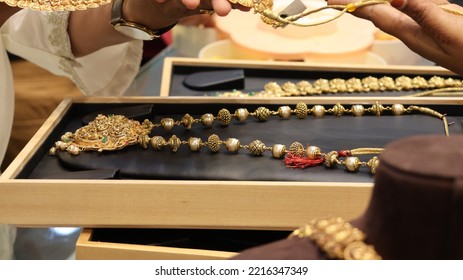 Bangalore, India 4th May 2022: Indian Customer In A Jewellery Exhibition Buying Gold On The Occasion Of Dhanteras And Vijayalaxmi. Traditional Ornaments With Marvelous Stones And Intricate Designs.