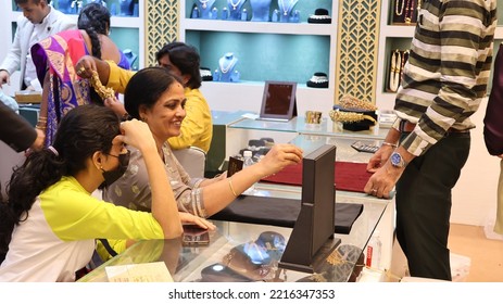 Bangalore, India 4th May 2022: Indian Customer In A Jewellery Exhibition Buying Gold On The Occasion Of Dhanteras And Vijayalaxmi. Traditional Ornaments With Marvelous Stones And Intricate Designs.