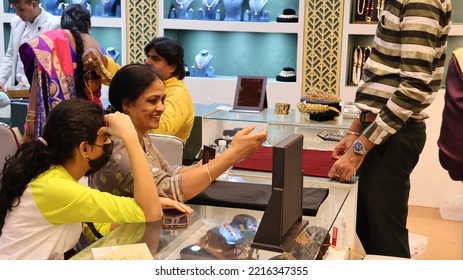 Bangalore, India 4th May 2022: Indian Customer In A Jewellery Exhibition Buying Gold On The Occasion Of Dhanteras And Vijayalaxmi. Traditional Ornaments With Marvelous Stones And Intricate Designs.