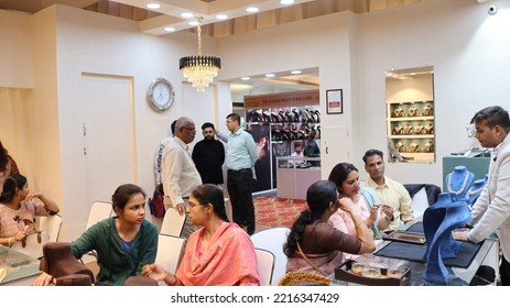 Bangalore, India 4th May 2022: Indian Customer In A Jewellery Exhibition Buying Gold On The Occasion Of Dhanteras And Vijayalaxmi. Traditional Ornaments With Marvelous Stones And Intricate Designs.