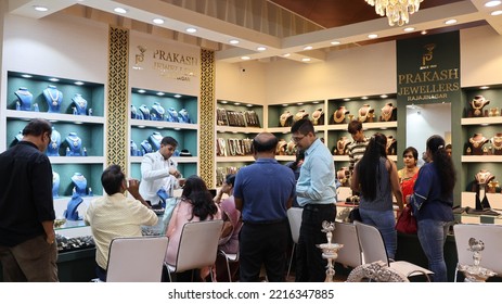 Bangalore, India 4th May 2022: Indian Customer In A Jewellery Exhibition Buying Gold On The Occasion Of Dhanteras And Vijayalaxmi. Traditional Ornaments With Marvelous Stones And Intricate Designs.