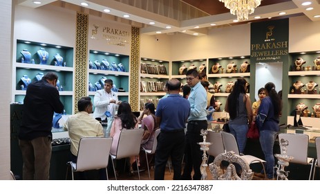 Bangalore, India 4th May 2022: Indian Customer In A Jewellery Exhibition Buying Gold On The Occasion Of Dhanteras And Vijayalaxmi. Traditional Ornaments With Marvelous Stones And Intricate Designs.