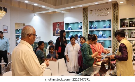 Bangalore, India 4th May 2022: Indian Customer In A Jewellery Exhibition Buying Gold On The Occasion Of Dhanteras And Vijayalaxmi. Traditional Ornaments With Marvelous Stones And Intricate Designs.